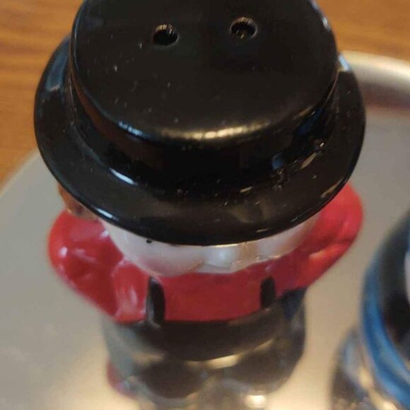 Vintage Amish Couple Salt And Pepper Shaker Set - Picture 5 of 9